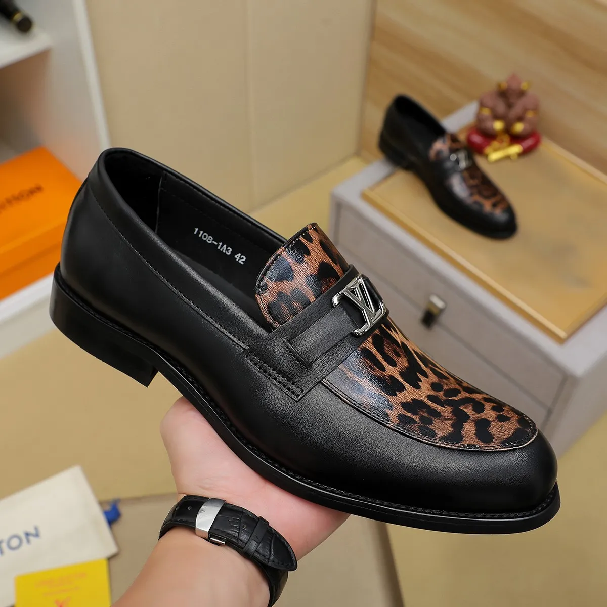 Men's shoes 💰 460 💰 Louis Vuitton LV ® 🆕 model 🔛Full shoe counter, first layer cowhide, 🐂leather lined casual shoes for men, super soft outsole, essential for driving. Counter synchronization, original first layer cowhide, completely 1:1 mold customization🌹top version, color optional! Number: 39-44 (customized at 38.45)
